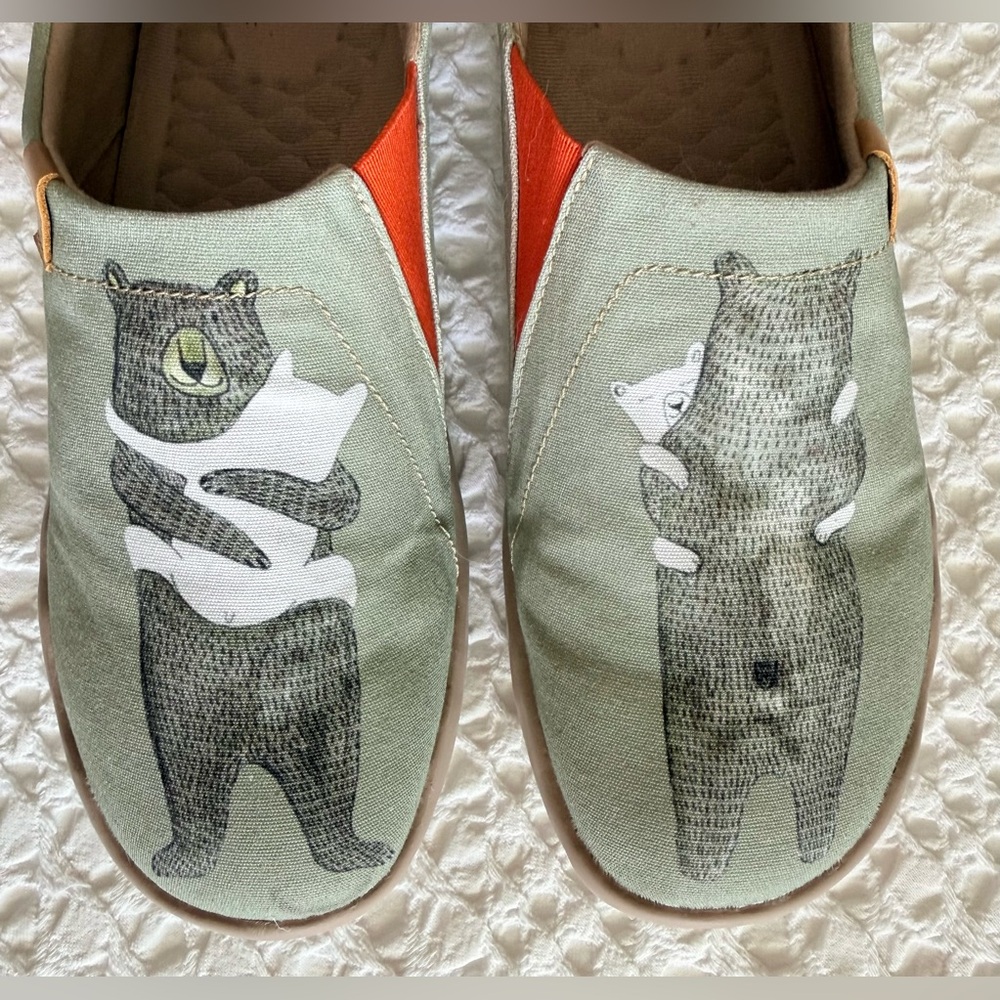 UIN Bear Hug Canvas Slip-On Shoes Art Comfort Women’s 10 - Picture 2 of 11